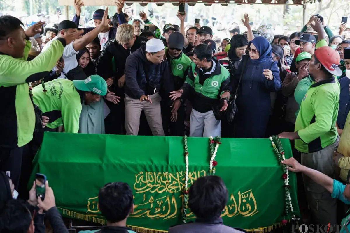 Jenazah Affan Kurniawan bersiap dikuburkan ke liang lahat TPU Karet Bivak, Karet Tengsin, Kecamatan Tanah Abang, Jakarta Pusat, Jumat, 29 Agustus 2025. (Sumber: Poskota/Bilal Nugraha Ginanjar)