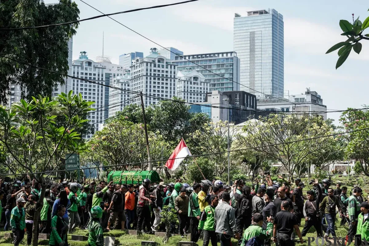 Jenazah Affan Kurniawan tiba di TPU Karet Bivak, Karet Tengsin, Kecamatan Tanah Abang, Jakarta Pusat, Jumat, 29 Agustus 2025. (Sumber: Poskota/Bilal Nugraha Ginanjar)