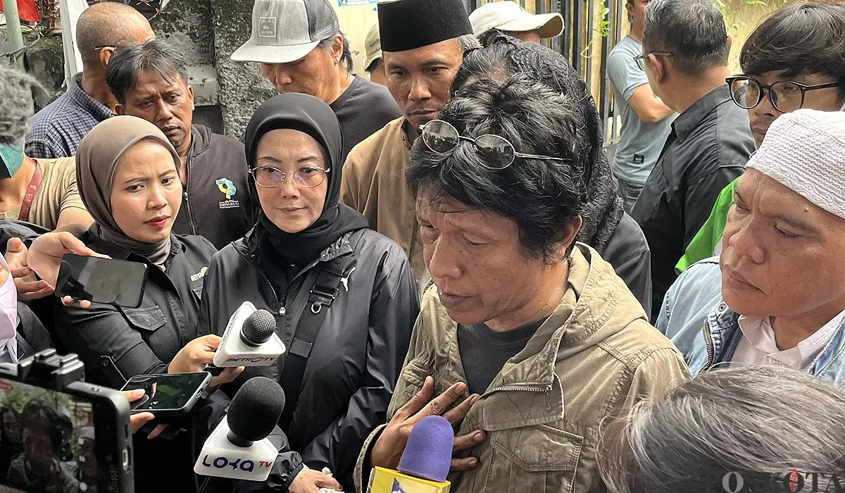 Anggota DPR RI, Adian Napitupulu, menyampaikan keterangan kepada awak media usai melayat ke rumah duka Affan Kurniawan, driver ojol yang tewas dilindas rantis Brimob, Sabtu, 30 Agustus 2025. (Sumber: POSKOTA | Foto: Pandi Ramedhan)