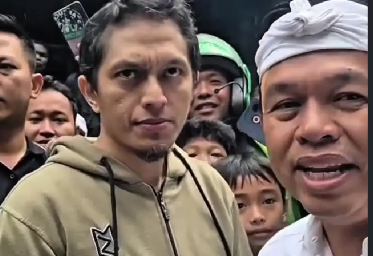 Gubernur Jawa Barat Dedi Mulyadi meninjau restoran yang terbakar pasca aksi unjuk rasa di Kota Bandung. (Sumber: Instagram/@dedimulyadi71)
