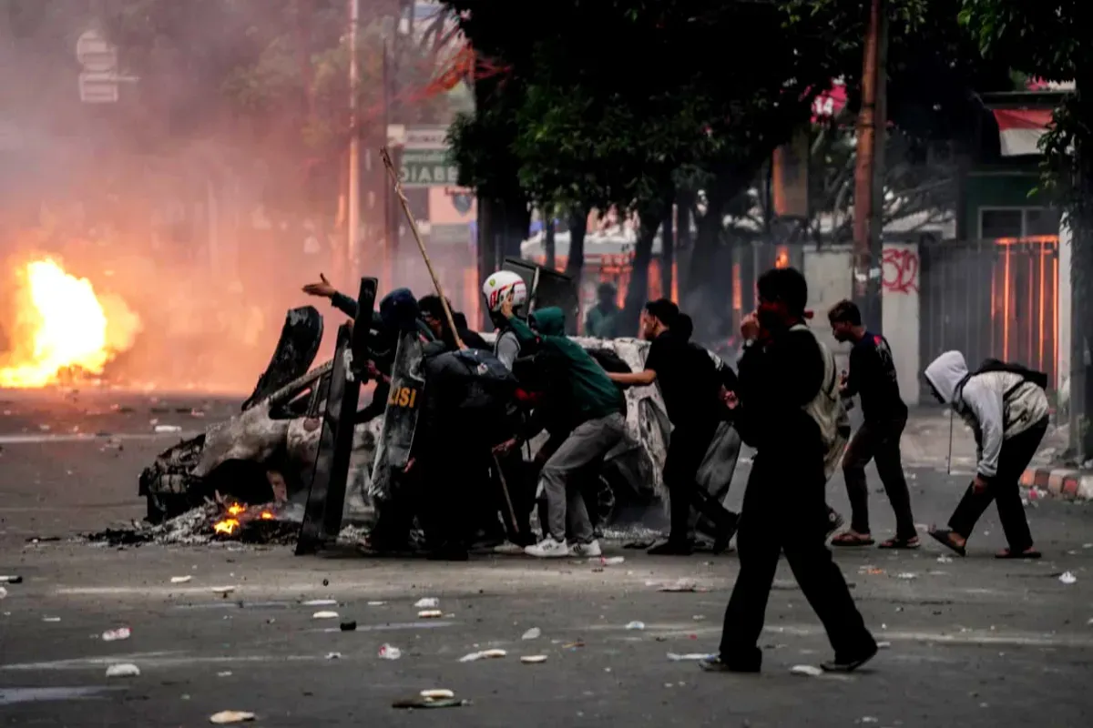 Potret aksi massa di area Brimob Kwitang pada Jumat, 29 Agustus 2025. (Sumber: Poskota/Bilal Ginanjar Nugraha)
