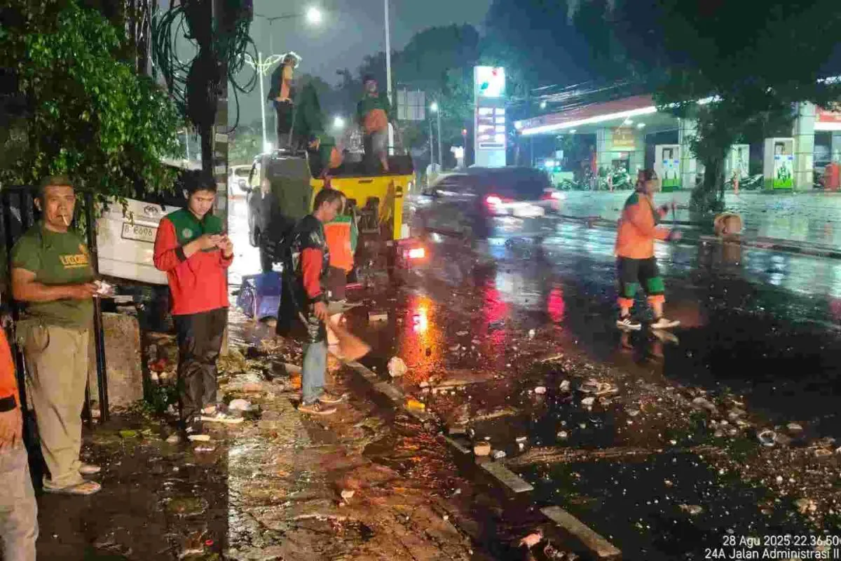 DLH angkut sampah pasca demo. (Sumber: jakarta.go.id)