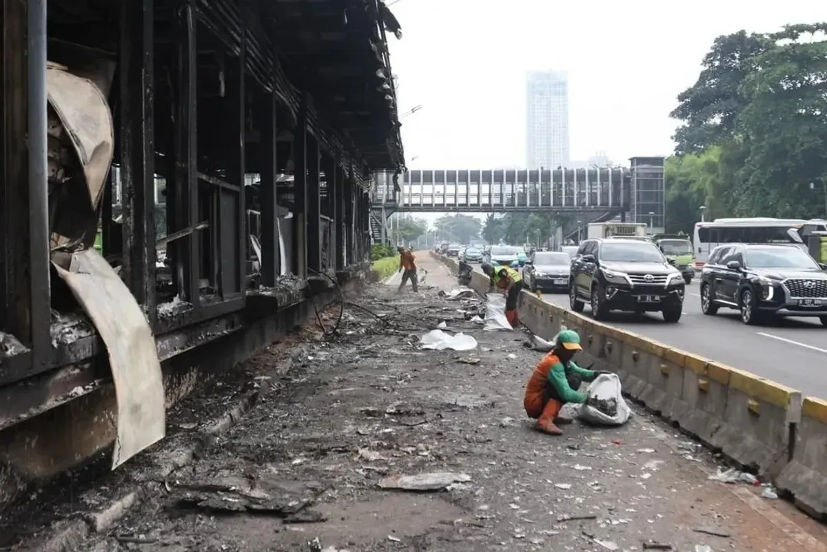 Petugas Dinas Lingkungan Hidup Jakarta saat membersihkan sisa-sisa sampah dan puing fasum imbas unjuk rasa. (Sumber: Dok DLH DKI Jakarta)
