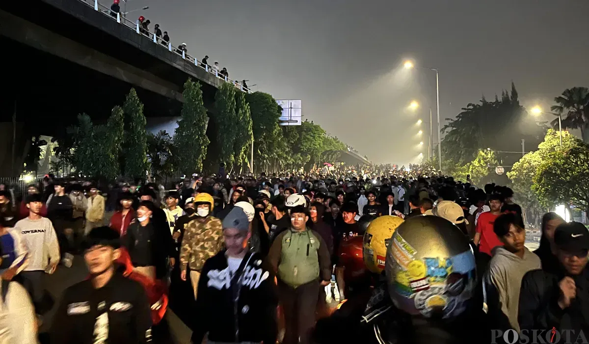 Situasi di sekitar flyover Slipi yang dipenuhi massa yang berusaha mendekati kawasan gedung DPR RI, Sabtu, 30 Agustus 2025 tengah malam. (Sumber: POSKOTA | Foto: Pandi Ramedhan)