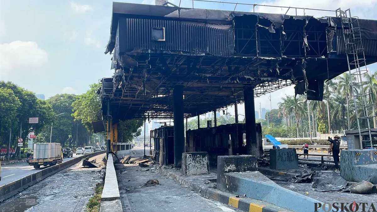 Kondisi gerbang Tol Pejompongan di Tanah Abang, Jakarta Pusat, Sabtu, 30 Agustus 2025. (Sumber: Poskota/Pandi Ramedhan)