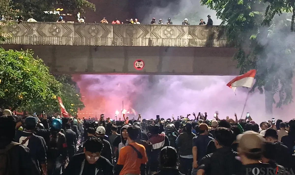 Massa melakukan pembakaran fasilitas publik. (Sumber: Poskota/Ali Mansur)