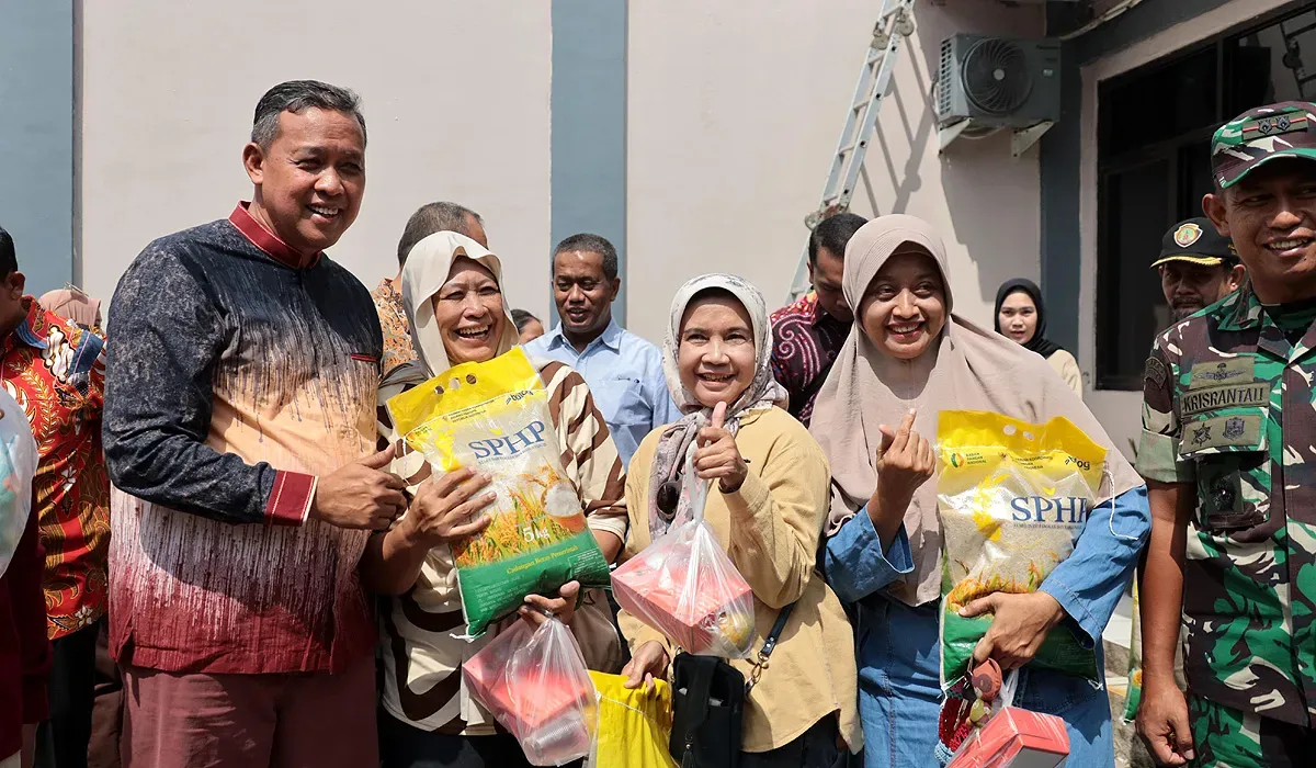 Wali Kota Bekasi, Tri Adhianto, secara resmi membuka program pangan murah serentak di 12 kecamatan di Kota Bekasi. (Sumber: Humas Pemkot Bekasi)