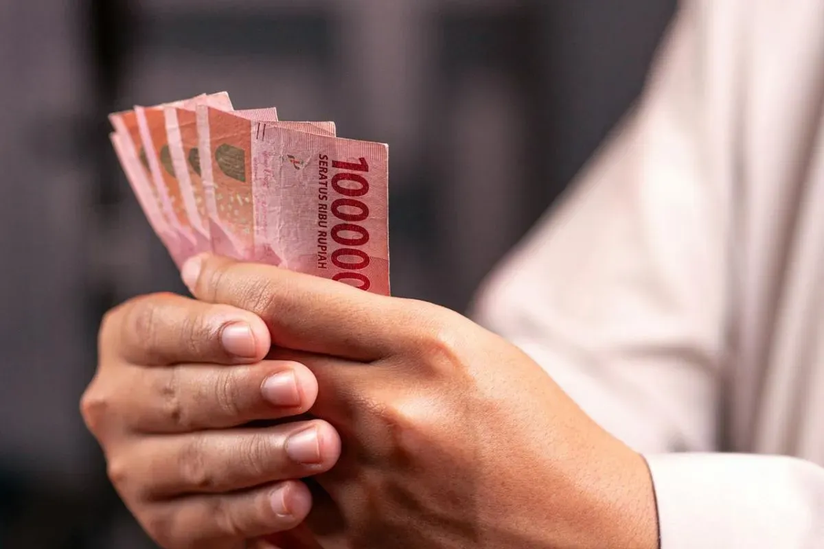 Cek info pencairan bansos KPDJ 2025 sebesar Rp300.000. (Sumber: Pexels/Defrino Maasy)