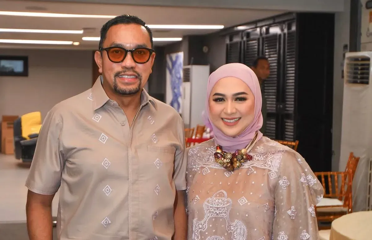 Ahmad Sahroni bersama dengan istrinya yang tengah viral karena diduga kabur ke Singapura. (Sumber: Instagram/@ahmadsahroni88)