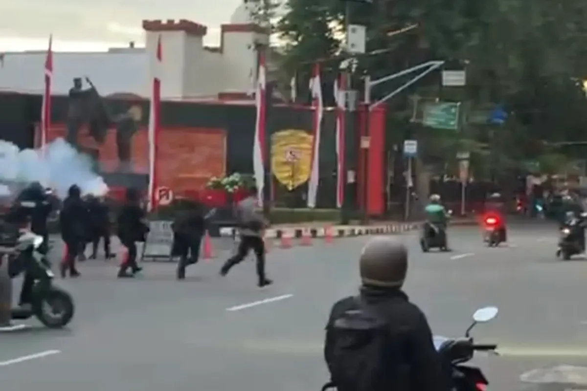 Aparat kepolisian berjaga dan menembakkan gas air mata saat massa melakukan aksi anarkis di depan Markas Brimob Kelapa Dua, Depok, Sabtu, 30 Agustus 2025. (Sumber: Istimewa)