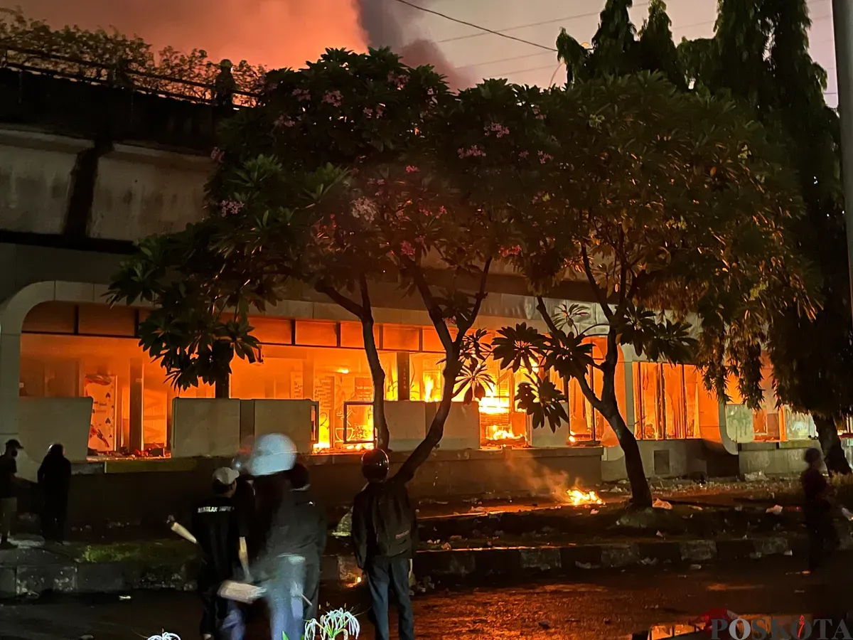 Pembakaran Halte Busway Sentral Senen, Jakarta Pusat oleh masa anarko, Jumat, 29 Agustus 2025. (Sumber: Poskota/M. Tegar Jihad)