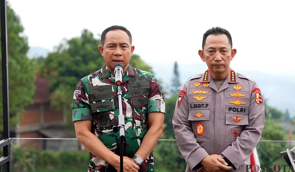 Kapolri Jenderal Listyo Sigit Prabowo dan Panglima TNI Jenderal Agus Subiyanto saat memberikan keterangan pers setelah dipanggil Presiden Prabowo Subianto di kawasan Kabupaten Bogor, Sabtu, 30 Agustus 2025. (Sumber: POSKOTA | Foto: Ali Mansur)