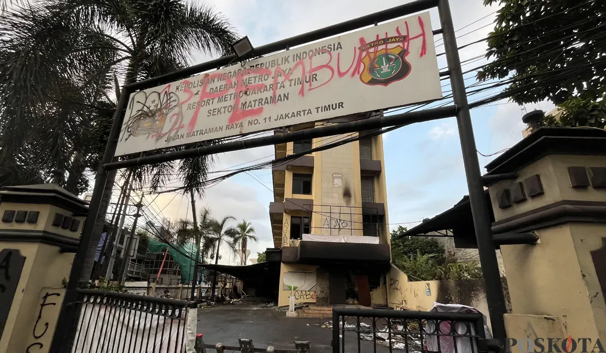 Kondisi terkini Polsek Matraman, Jakarta Timur, setelah menjadi amukan massa dengan cara dirusak hingga dibakar, Sabtu, 30 Agustus 2025. (Sumber: POSKOTA | Foto: Pandi Ramedhan)
