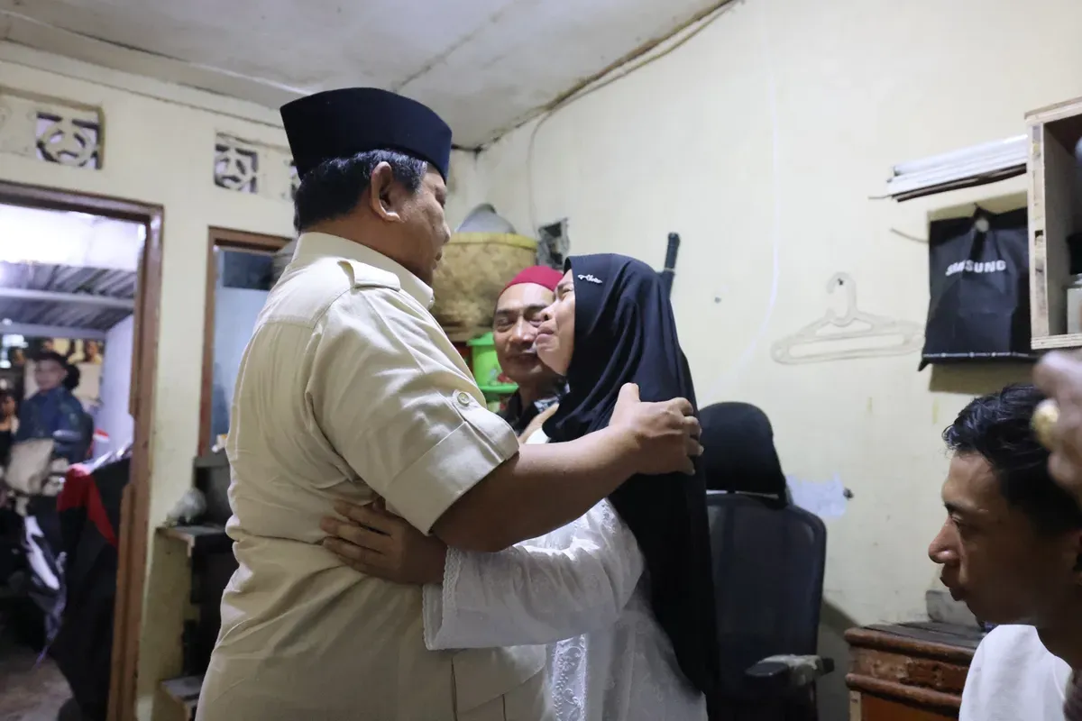 Presiden RI, Prabowo Subianto takziah ke rumah duka driver ojol Affan Kurniawan yang tewas dilindas mobil rantis Brimob di Menteng, Jakarta Pusat, Jumat, 29 Agustus 2025. (Sumber: Istimewa)