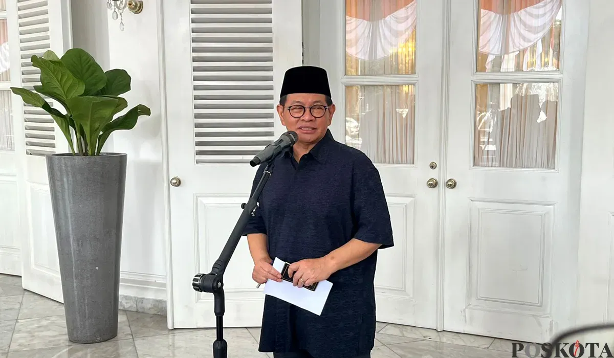 Gubernur Jakarta, Pramono Anung, saat menyampaikan pernyataan kepada awak media terkait dampak demo yang ricuh di Balai Kota DKI Jakarta, Sabtu, 30 Agustus 2025. (Sumber: POSKOTA | Foto: M Tegar Jihad)