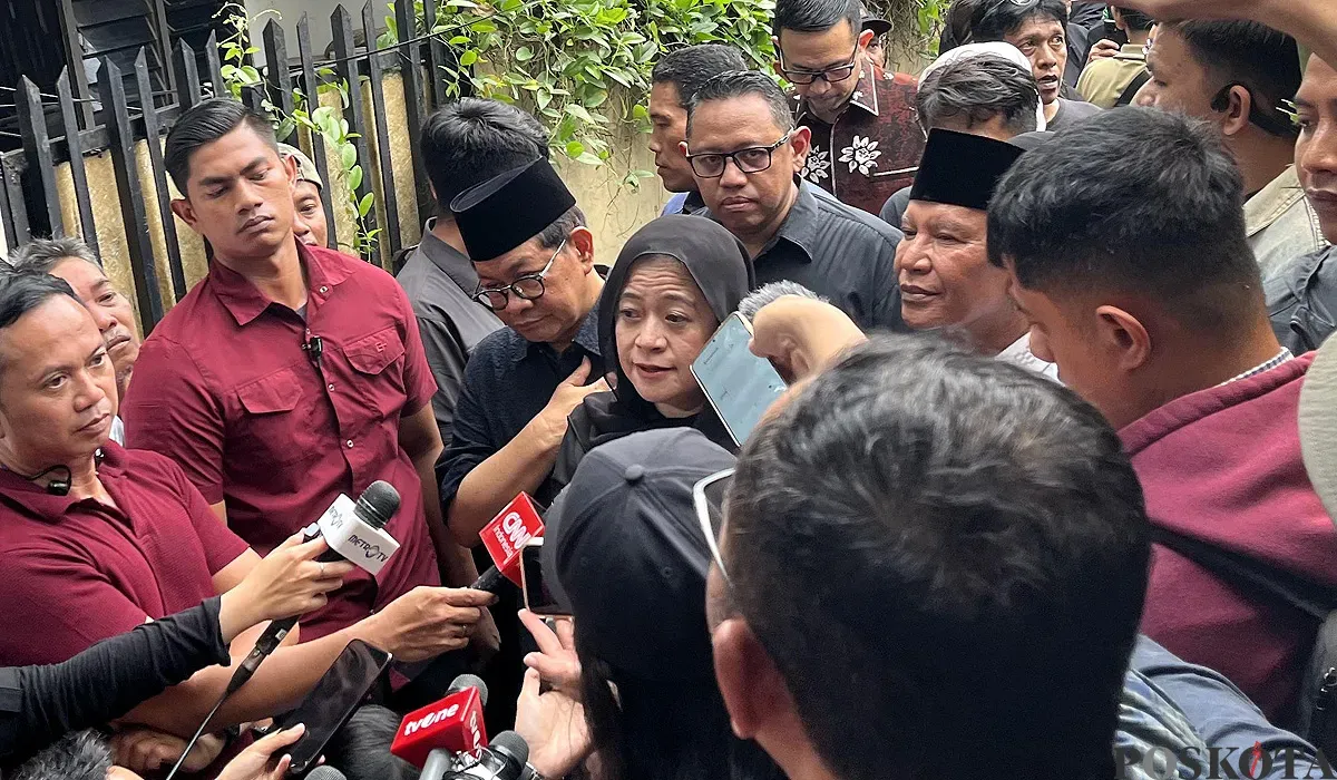 Ketua DPR RI, Puan Maharani saat diwawancara sejumlah wartawan usai melayat ke rumah duka driver ojol, Affan Kurniawan, Sabtu, 30 Agustus 2025. (Sumber: POSKOTA | Foto: Pandi Ramedhan)