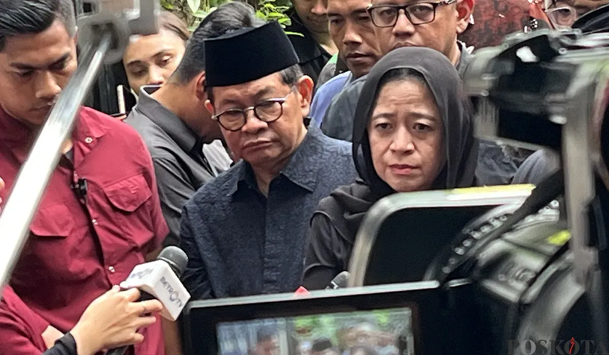Ketua DPR RI, Puan Maharani dan Gubernur Jakarta, Pramono Anung, melayat ke rumah duka driver ojol Affan Kurniawan di kawasan Menteng, Jakarta Pusat, Sabtu, 30 Agustus 2025. (Sumber: POSKOTA | Foto: Pandi Ramedhan)