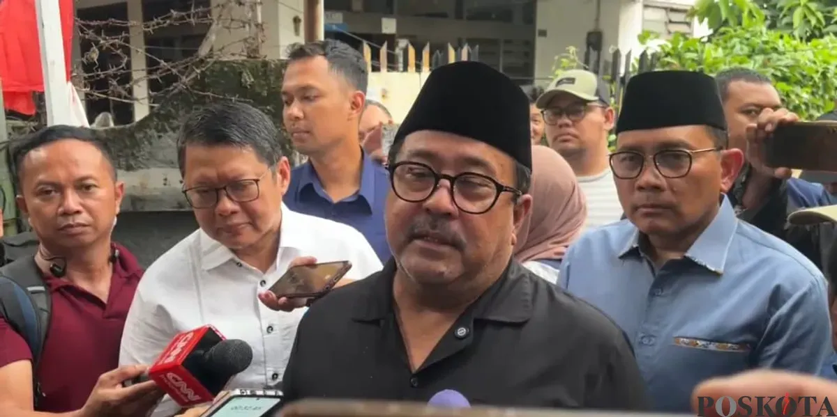 Wakil Gubernur Jakarta, Rano Karno, menyambangi rumah duka driver ojek online (ojol) Affan Kurniawan di kawasan Menteng, Jakarta Pusat, Sabtu, 30 Agustus 2025. (Sumber: Poskota/Pandi Ramedhan)