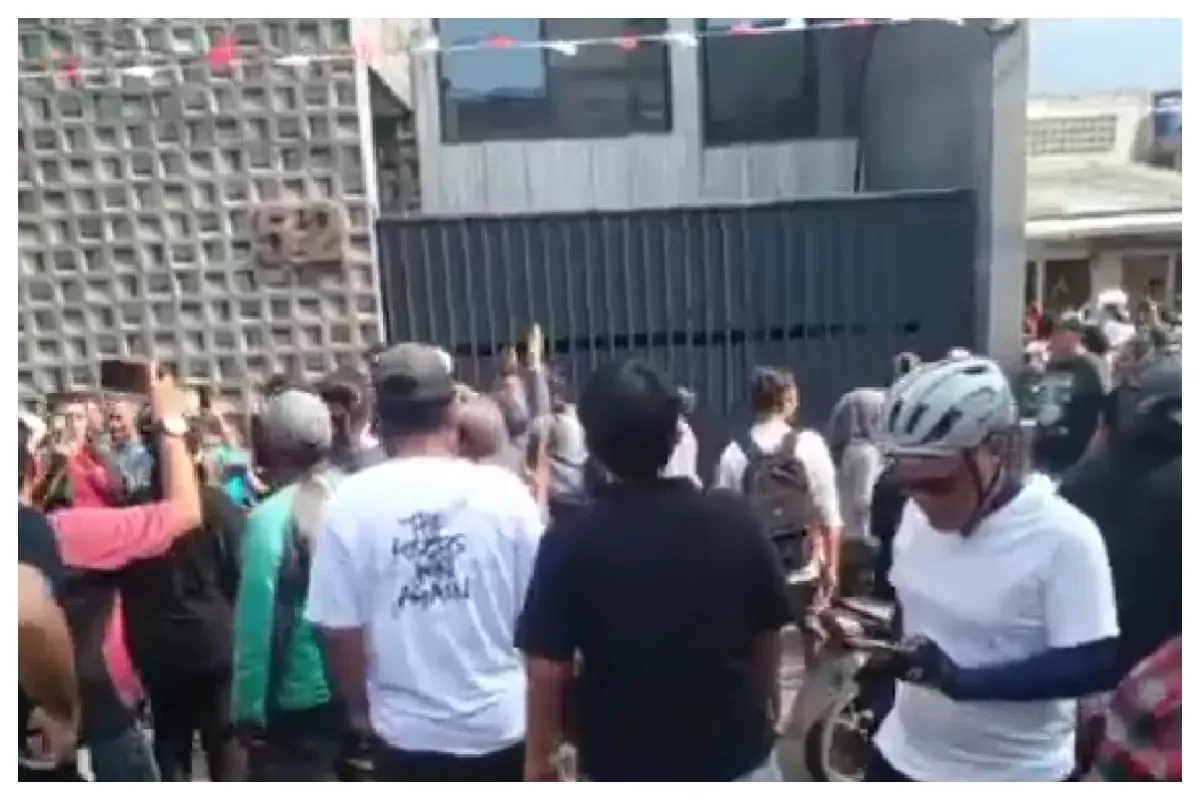 Rumah politikus Partai NasDem, Ahmad Sahroni, yang berada di kawasan Tanjung Priok, Jakarta Utara, digeruduk massa. (Sumber: X/@rob_in9911)