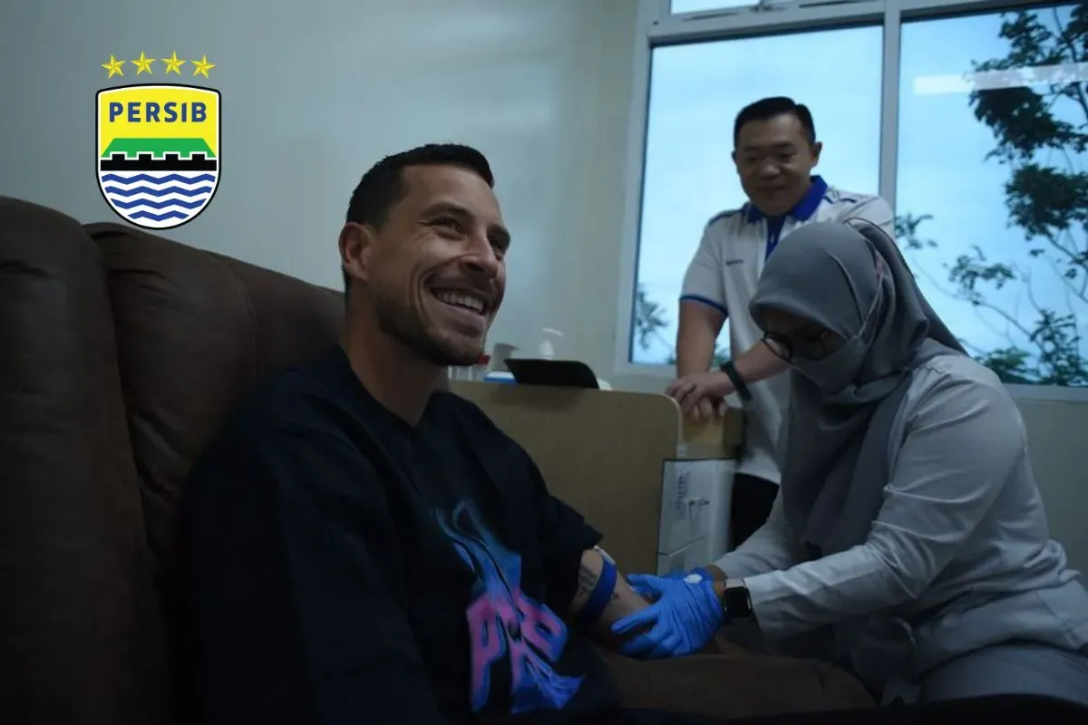 Thom Haye siap merumput bersama Persib Bandung usai lakukan tes medis. (Sumber: persib.co.id)