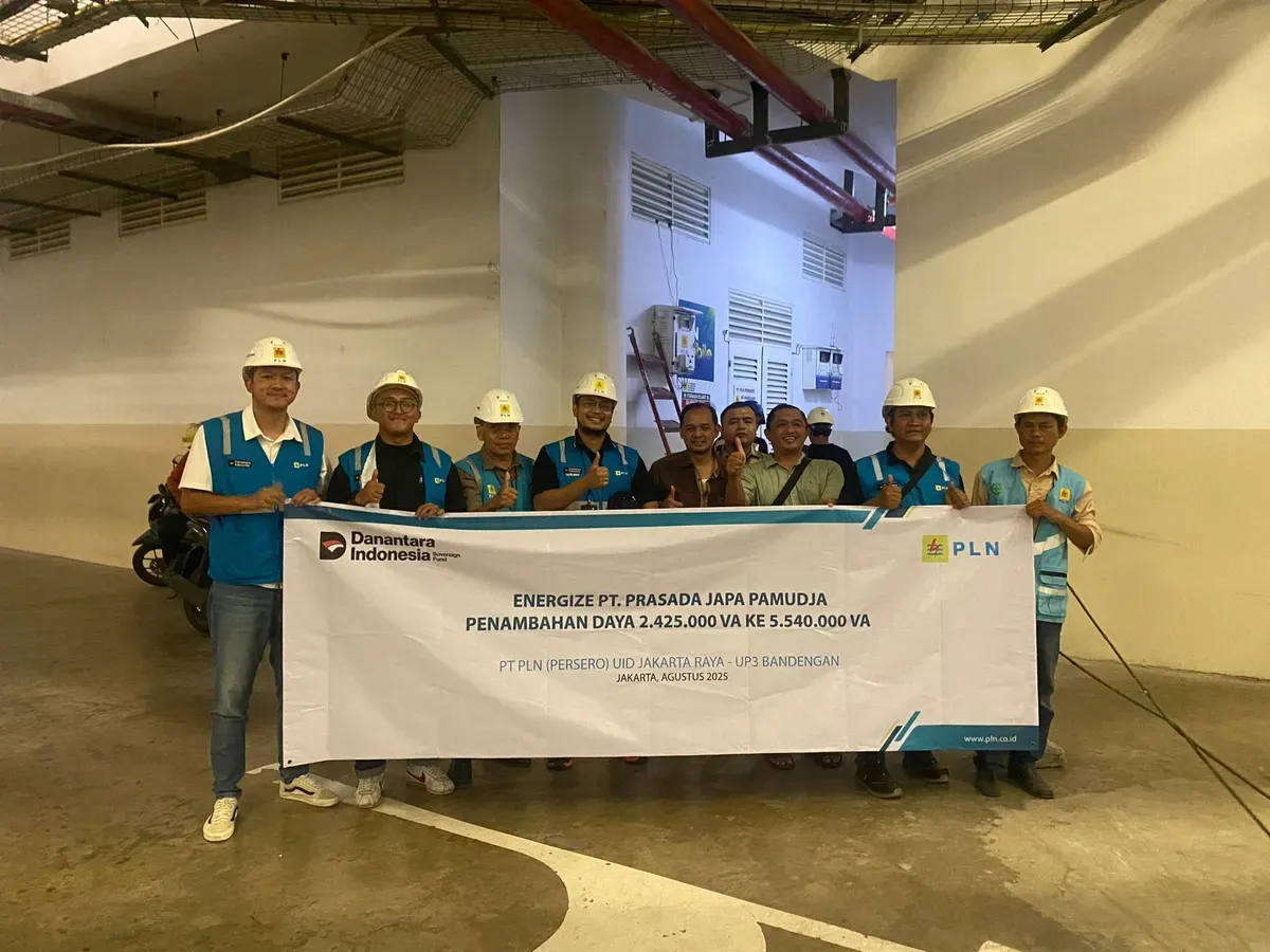 Tim PLN Bandengan dan Perwakilan Manajemen PT Prasada Japa Pamudja foto bersama sebagai bentuk kolaborasi berkelanjutan (Sumber: Dok. PLN UID Jakarta Raya)