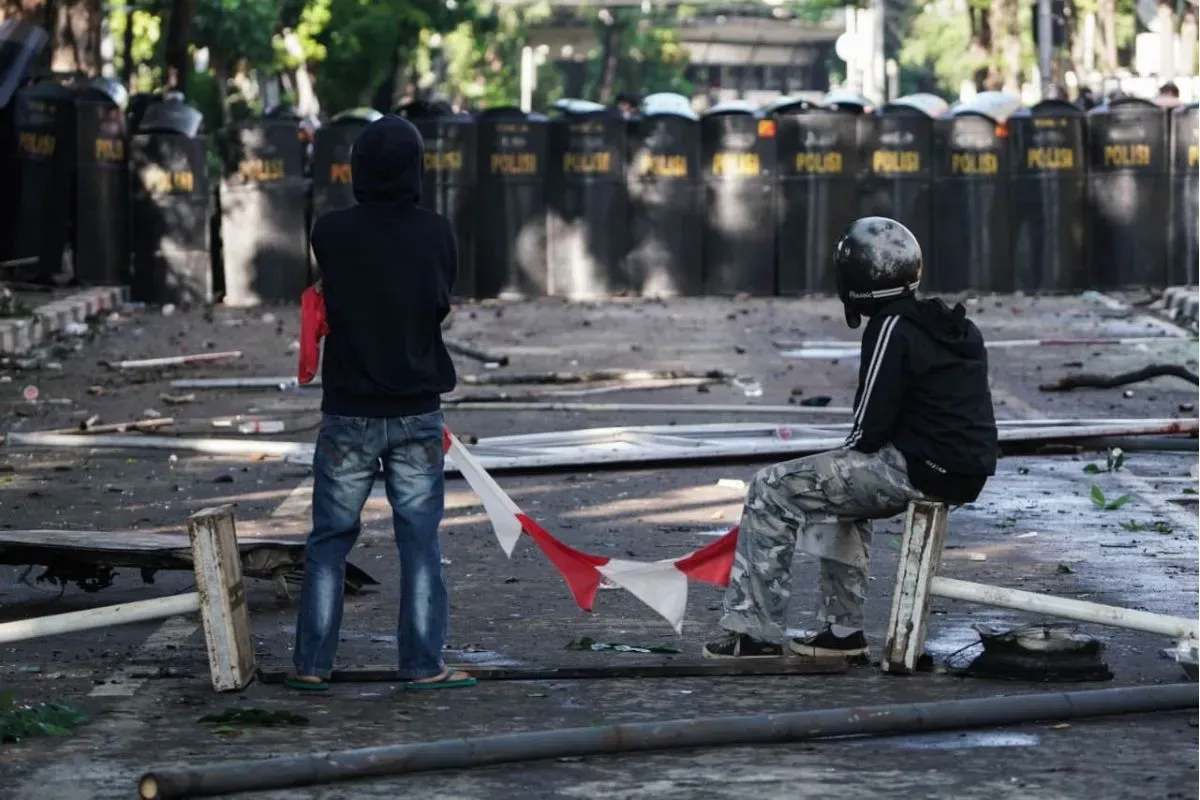 Demonstran berdiri di depan aparat Kepolisian saat aksi demo 29 Agustus 2025 di Jakarta. (Sumber: Poskota/Bilal Nugraha)