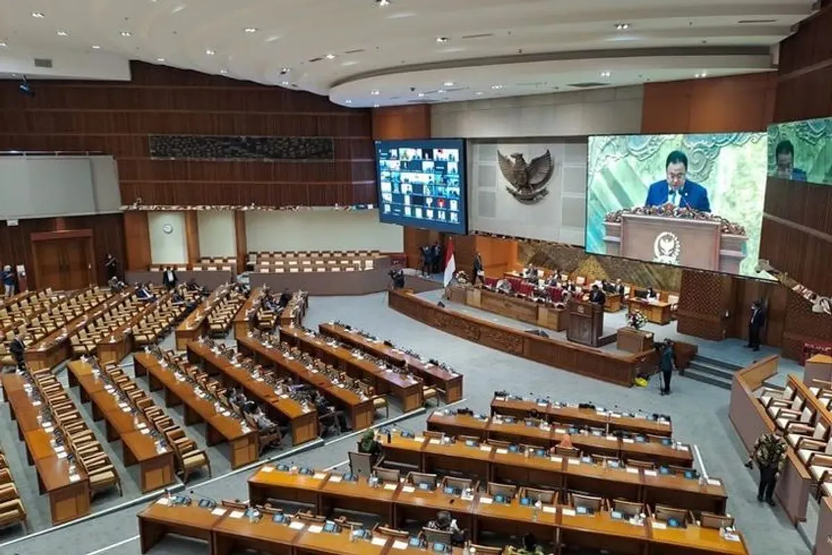 Gedung DPR RI di Senayan, Jakarta, simbol demokrasi Indonesia yang kini tengah disorot publik terkait transparansi tunjangan dan fasilitas anggotanya. (Sumber: Pinterest)