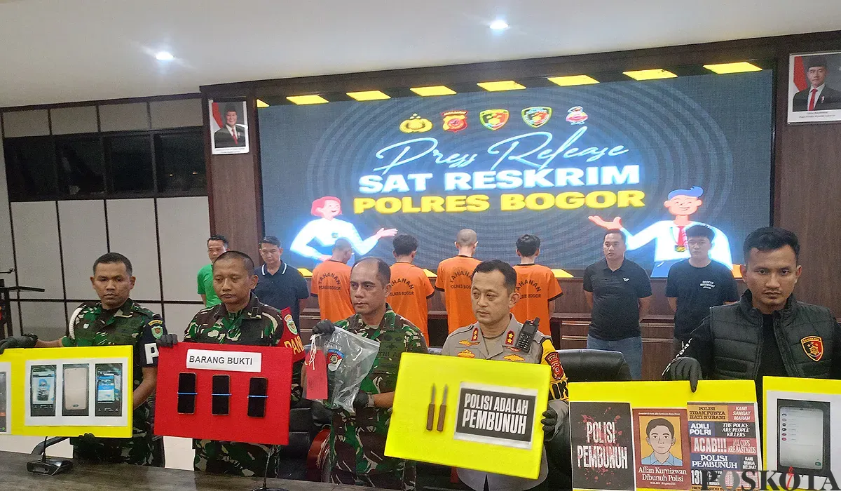 Jajaran Polres Bogor menunjukkan barang bukti yang disita dari para tersangka penyerangan Mako Satlat Brimob di Cikeas, Bogor. (Sumber: POSKOTA | Foto: Giffar Rivana)