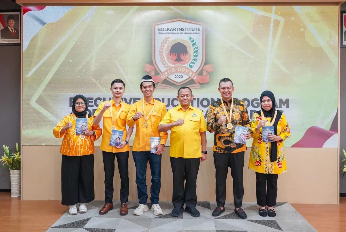 Anggota DPRD Kabupaten Pandeglang, Miftahul Farid Sukur (peci hitam) saat menerima penghargaan peserta terbaik dalam Golkar Institute di Jakarta Pusat. (Sumber: Dok. Miftahul Farid Sukur)