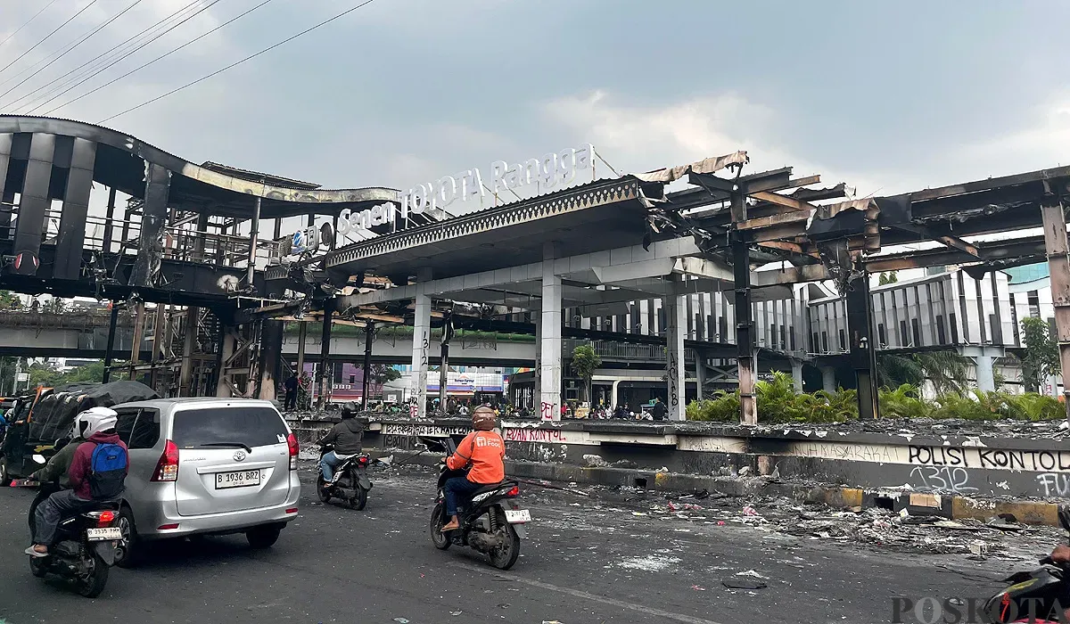 Halte Senen Toyota Rangga, Jakarta Pusat, terbakar. (Sumber: Poskota/Muhammad Tegar Jihad)
