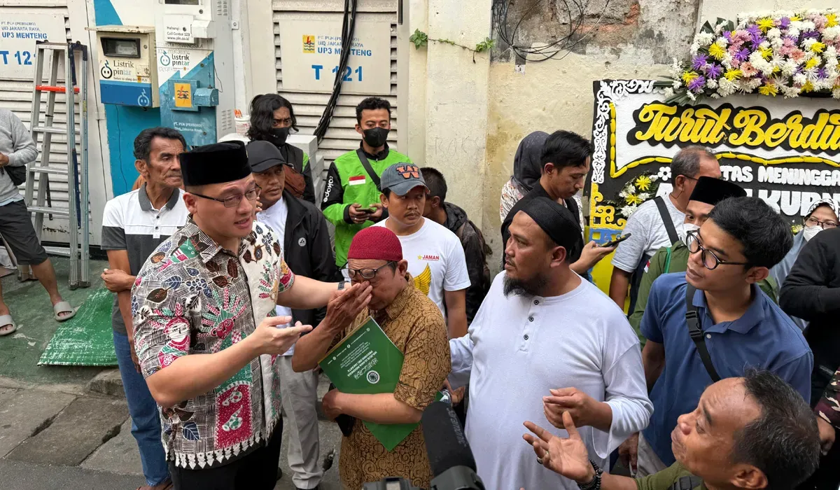 Anggota DPRD DKI Jakarta, Hardiyanto Kenneth, saat melayat ke rumah Affan Kurniawan dan memberikan santunan kepada keluarga korban. (Sumber: Dok Istimewa)