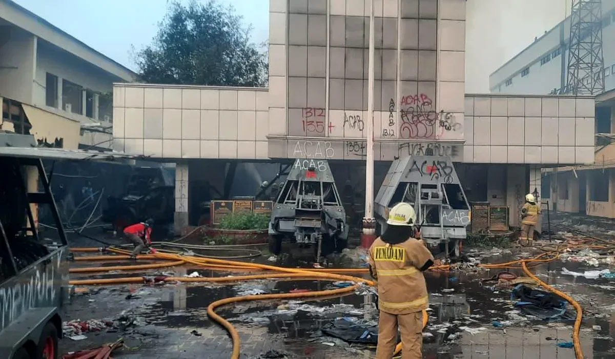 Gedung Gegana korps Brimob di Jalan Kramat Raya, Senen, Jakarta Pusat, terbakar, pada Minggu, 31 Agustus 2025. (Sumber: Dok Gulkarmat Jakarta Pusat)