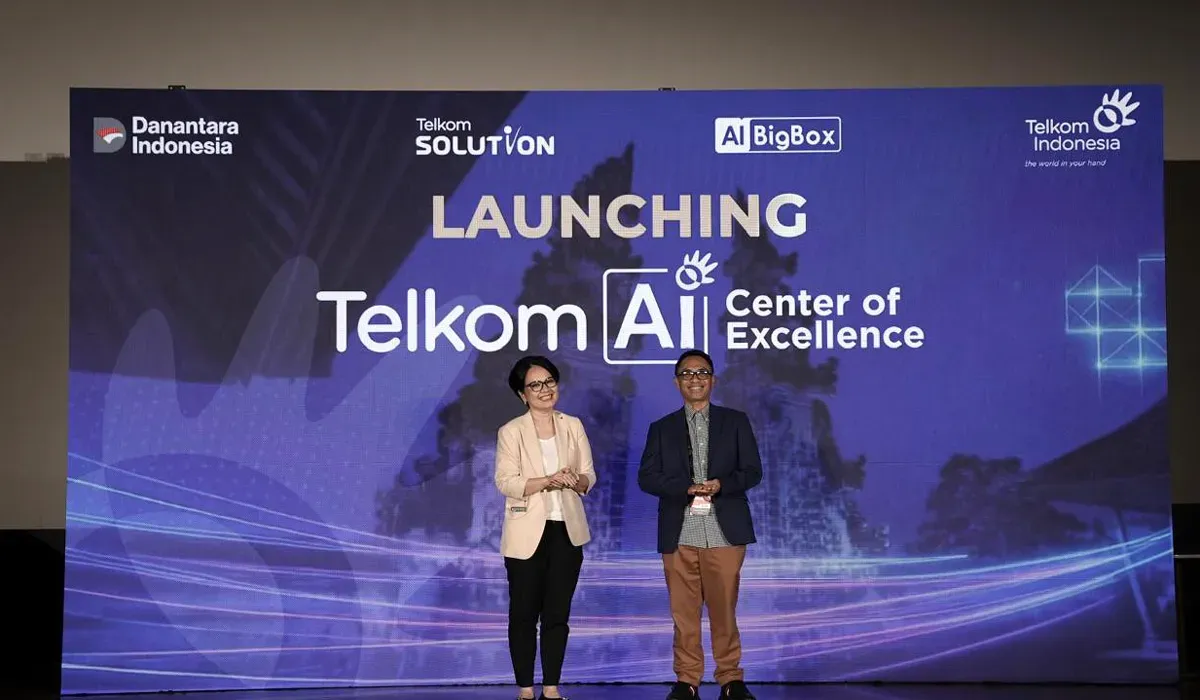 Direktur Enterprise & Business Service Veranita Yosephine (kiri) dan Direktur IT Digital Telkom Faizal R Djoemadi (kanan) saat peluncuran Telkom Artificial AI Center of Excellence di Bali pada Kamis, 28 Agustus 2025. (Sumber: Istimewa)