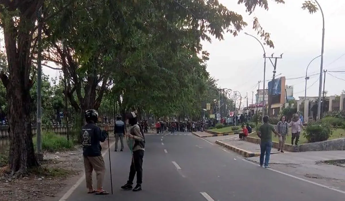 Suasana kericuhan pecah di depan Mako Polres Metro Bekasi Kota, Minggu sore, 31 Agustus 2025, usai sekelompok orang tak dikenal melakukan penyerangan. (Sumber: Istimewa)
