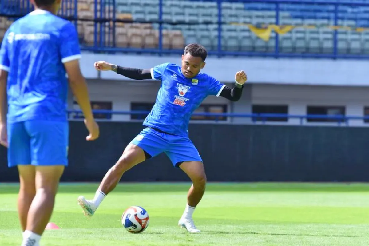 Potret pemain Persib Bandung, Saddil Ramdani saat melangsungkan latihan. (Sumber: Persib)