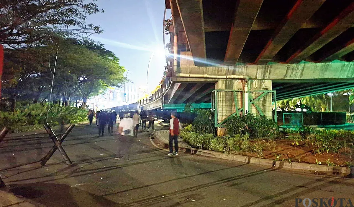 Situasi di sekitar Mapolres Metro Bekasi Kota dan kolong flyover Summarecon pada Minggu malam, 31 Agustus 2025. (Sumber: POSKOTA | Foto: Nurpini Aulia Rapika)