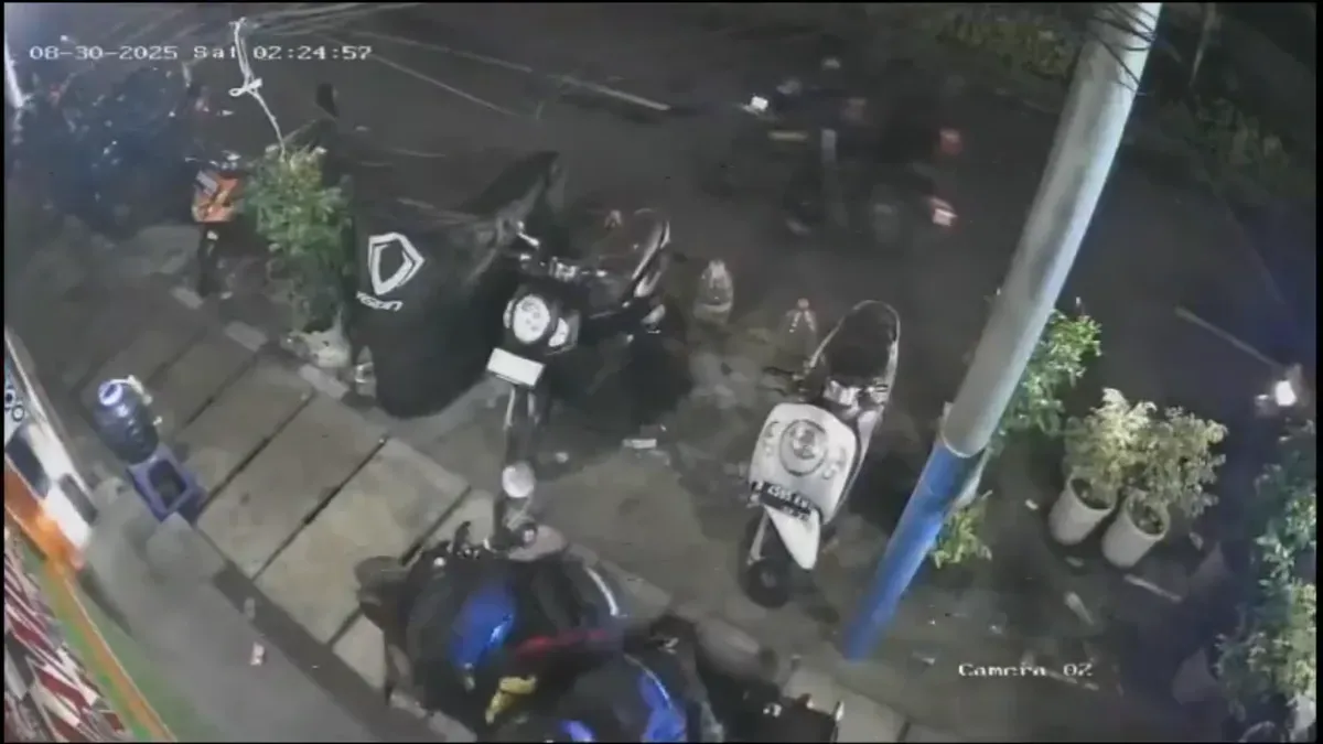 Tangkapan layar rekaman CCTV oknum Brimob di Jalan Kwini 1, Senen, Jakarta Pusat yang tengah viral di media sosial. (Sumber: X/@rektdrks)