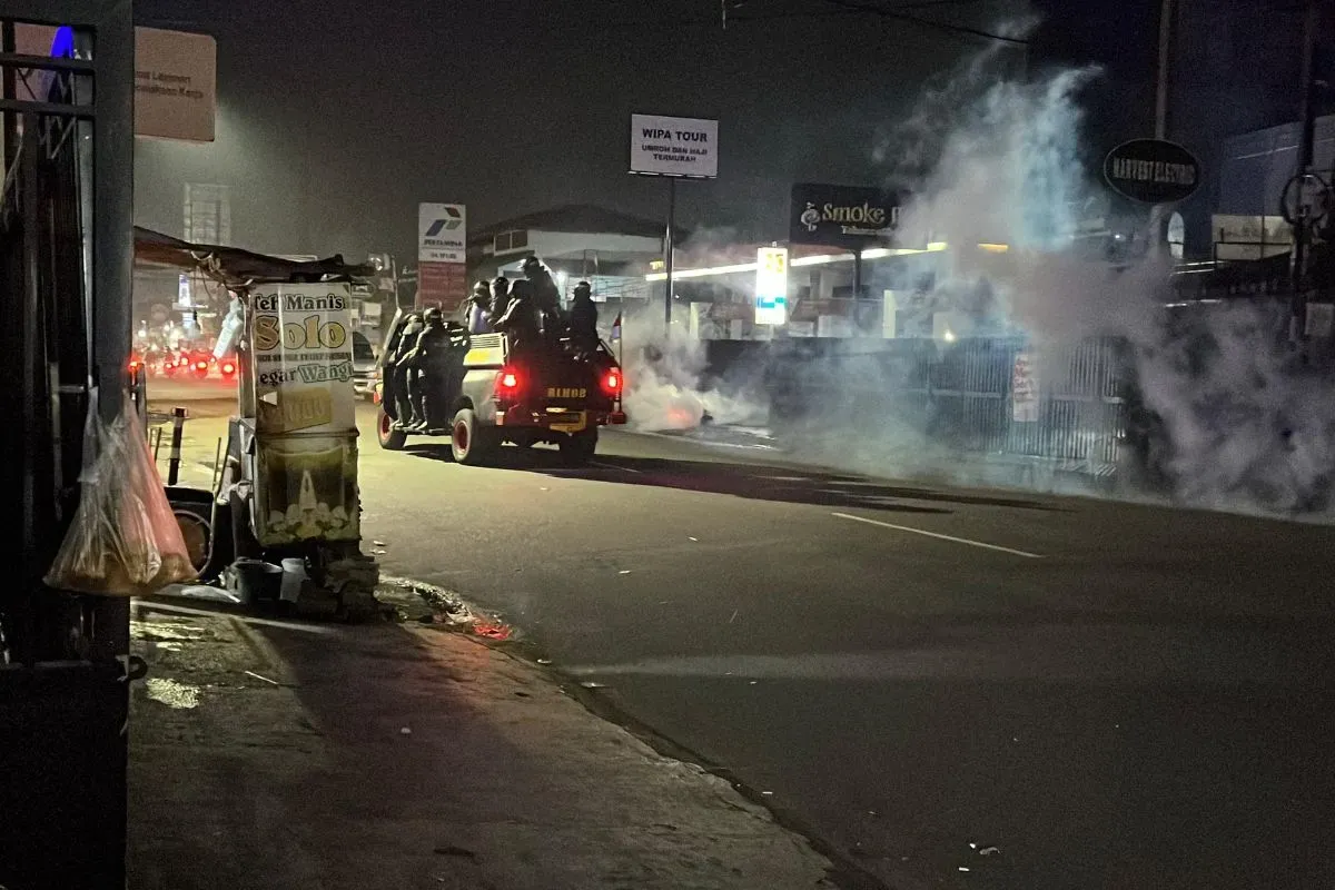 Suasana mencekam kerusuhan di Pondok Gede, Kota Bekasi, Minggu 31, Agustus 2025, dini hari WIB. (Sumber: Dok. Istimewa)