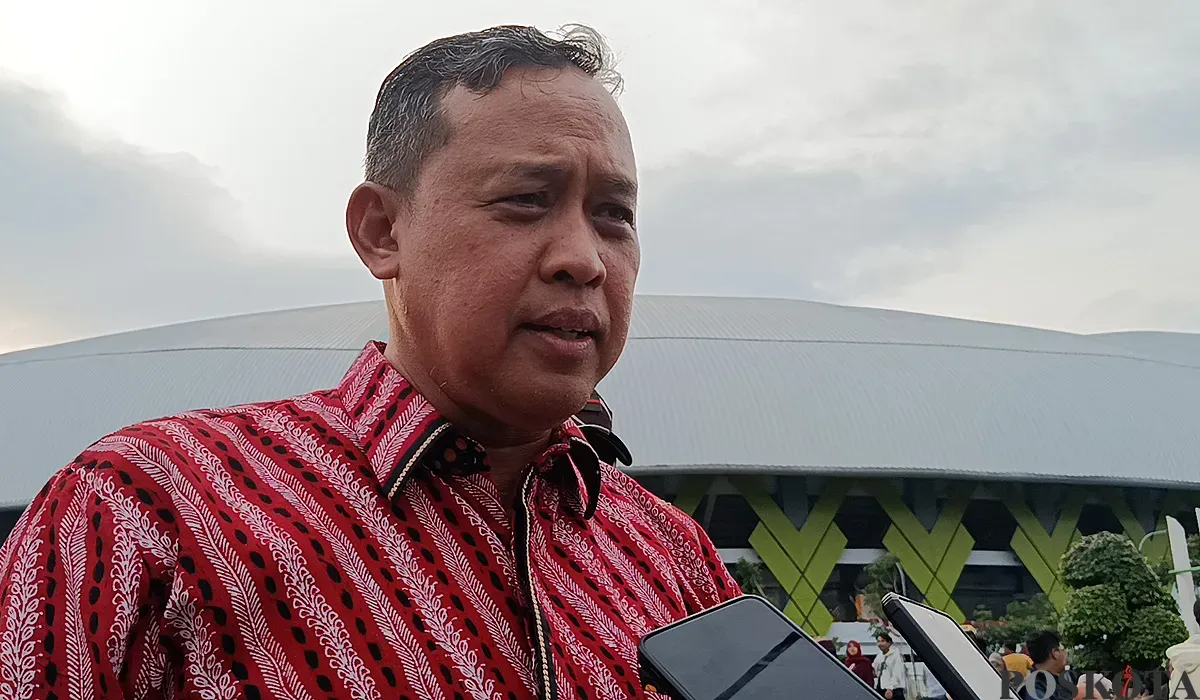 Wali Kota Bekasi, Tri Adhianto saat ditemui usai bertemu dengan sejumlah tokoh agama di Plaza Patriot Candrabhaga, Minggu, 31 Agustus 2025. (Sumber: POSKOTA | Foto: Nurpini Aulia Rapika)
