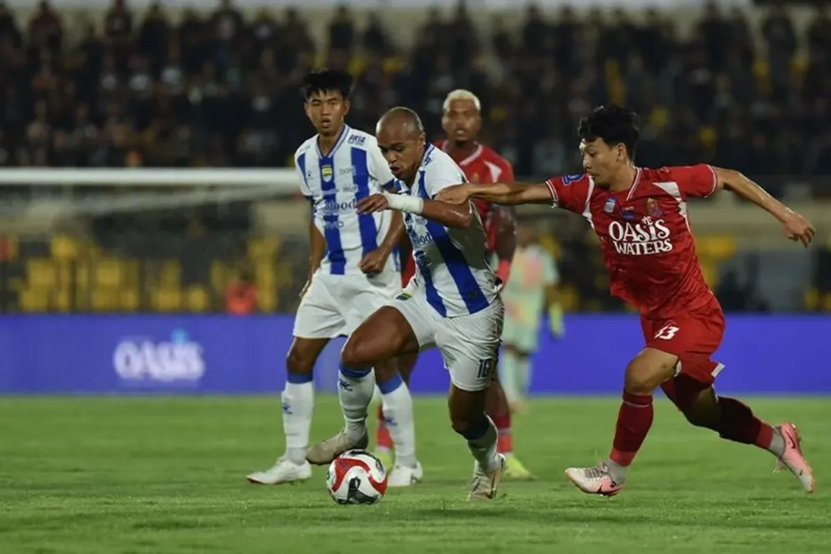 Aksi penyerang Persib Bandung, William Marcilio pada laga melawan Persijap Jepara. (Sumber: persib.co.id)