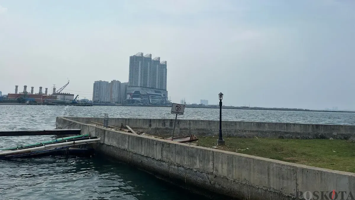 Suasana tanggul di Pantai Mutiara, Penjaringan, Jakarta Utara, Senin, 1 Desember 2025. (Sumber: Poskota/Pandi Ramedhan)
