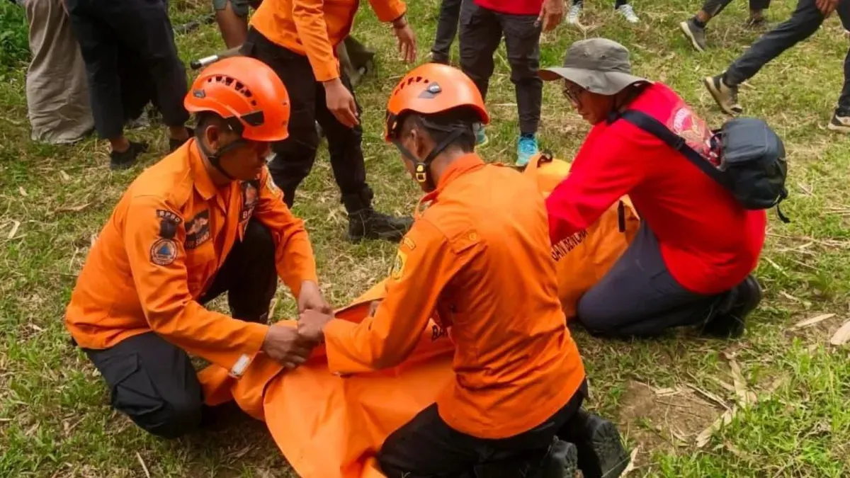 Petugas mengevakuasi jenazah ASN tewas saat mendaki Gunung Paniisan di Babakan Madang, Kabupaten Bogor. (Sumber: Dok. BPBD Kabupaten Bogor)
