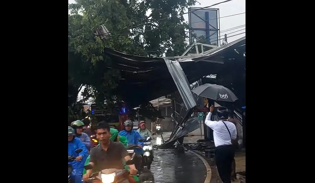 Atap baja ringan terbang saat hujan disertai angin kencang di Bojonggede Bogor. (Sumber: Istimewa)