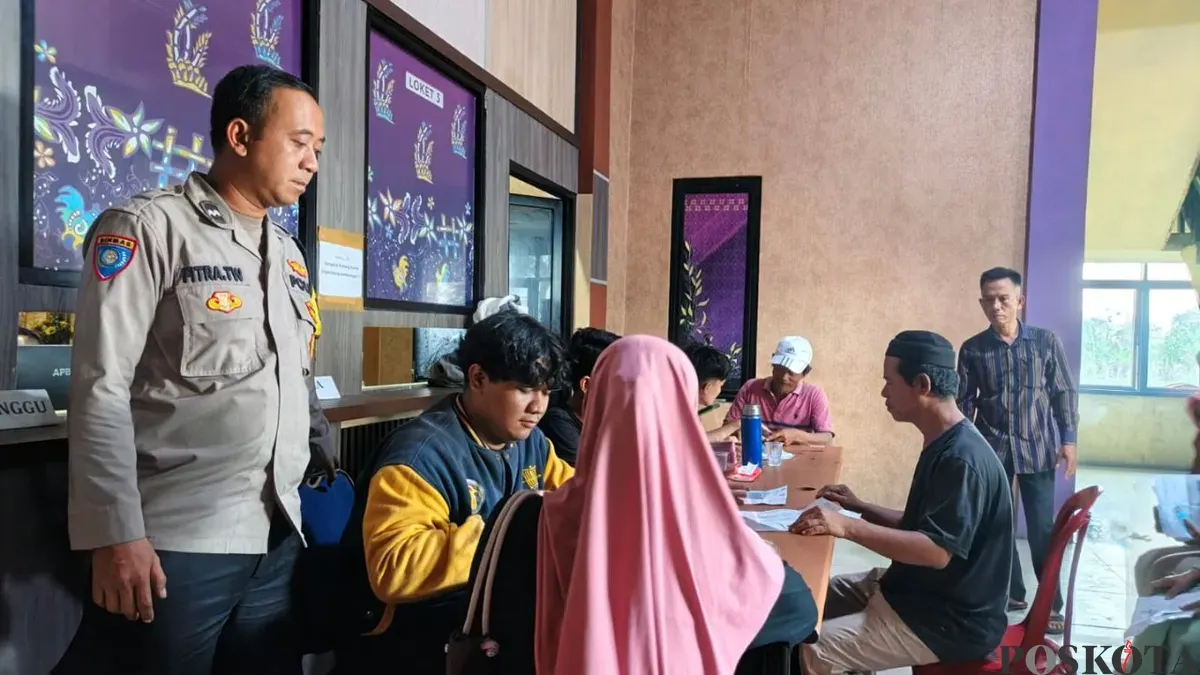 Penyaluran bansos BLT di Kantor Pos Mauk, Kabupaten Tangerang. (Sumber: Poskota/Veronica Prasetio)