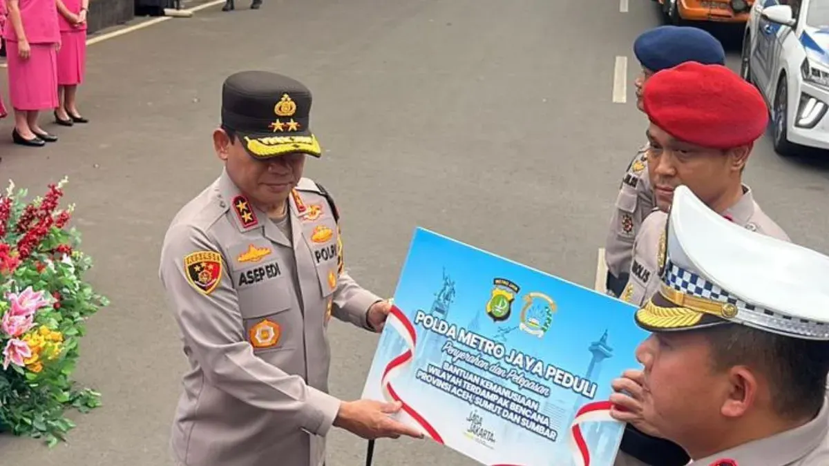 Penyerahan bantuan dari Polda Metro Jaya untuk korban bencana di pulau Sumatera, Senin, 1 Desember 2025. (Sumber: Dok. Polda Metro Jaya)