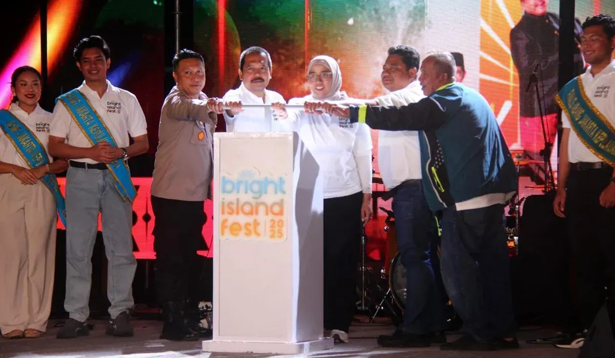 Malam puncak Bright Island Fest 2025 dibuka oleh Kepala Bidang Pemasaran dan Atraksi Disparekraf Jakarta, Lucky Wulandari (tengah) di Pulau Tidung. (Sumber: Dok. PLN UID Jakarta Raya)