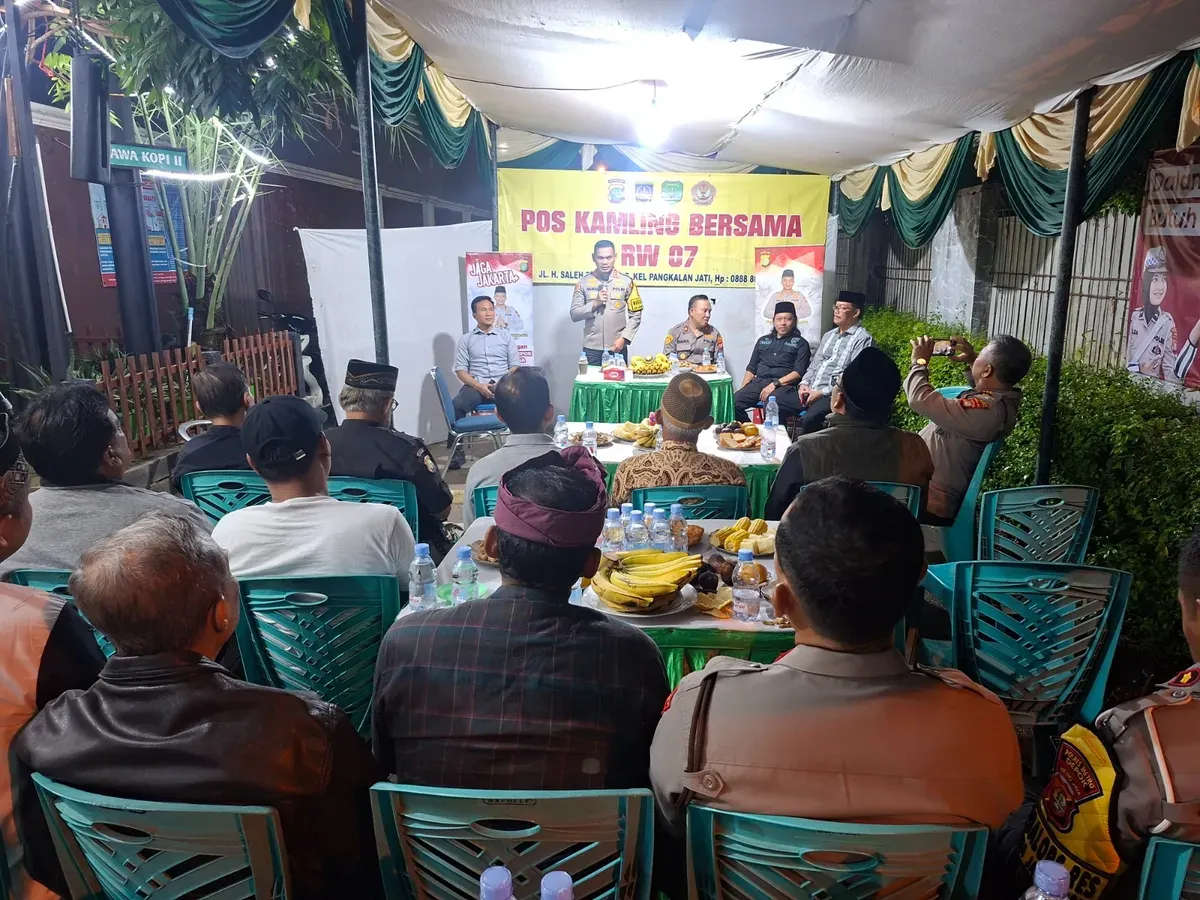 Wakapolres Metro Depok AKBP Akmal berdialog dengan warga dalam kegiatan Ngopi Kamtibmas di Pos Kamling RW 07, Pangkalan Jati, Cinere, Minggu, 30 November 2025. (Sumber: Istimewa)