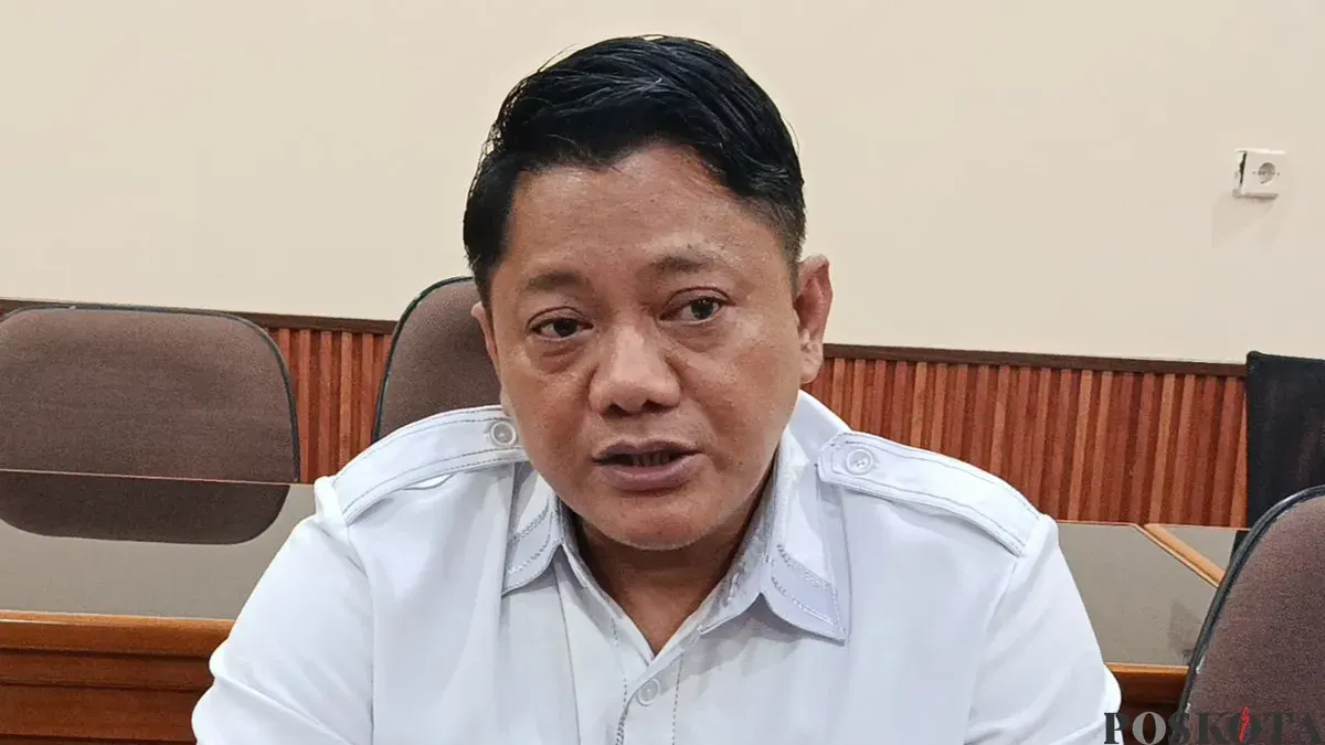 Dirut PDAM Tirta Patriot, Ali Imam Faryadi maaf tertidur saat rapat di ruang Pansus DPRD Kota Bekasi, Senin, 1 Desember 2025. (Sumber: Poskota/Nurpini Aulia Rapika)