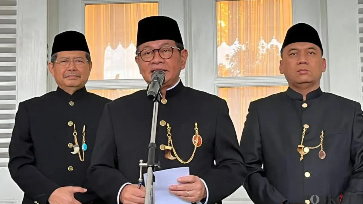 Gubernur Jakarta, Pramono Anung saat menyampaikan pernyataan kepada awak media di Balai Kota Jakarta, Gambir, Jakarta Pusat, Senin, 1 Desember 2025. (Sumber: Poskota/M. Tegar Jihad)