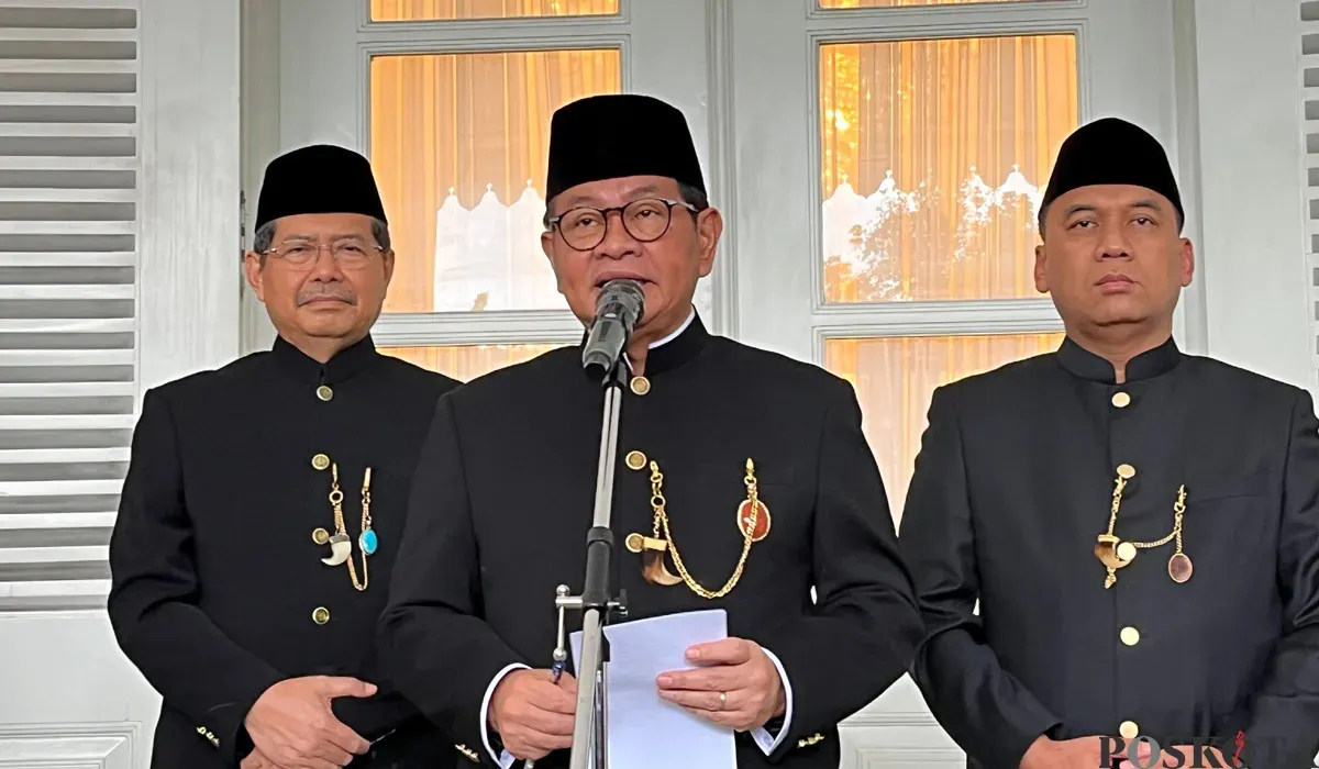 Gubernur Jakarta, Pramono Anung, saat menyampaikan pernyataan kepada awak media di Balai Kota DKI Jakarta, Senin, 1 Desember 2025. (Sumber: POSKOTA | Foto: M Tegar Jihad)